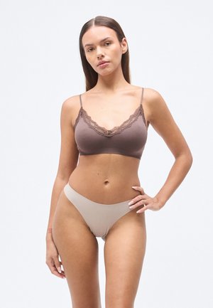 Bralette marrone con pizzo e spalline sottili abbinato a un slip a vita alta beige chiaro. Tessuto morbido con texture liscia e design minimalista.