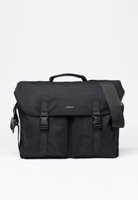 Borsa a tracolla nera realizzata in tessuto resistente, caratterizzata da un pattina ripiegabile, una tracolla regolabile e due chiusure con fibbia. Design minimalista con logo.