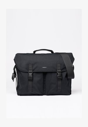 Zwarte schoudertas gemaakt van duurzaam materiaal, met een opklapbare flap, verstelbare schouderband en twee gespsluitingen. Minimalistisch ontwerp met logo.