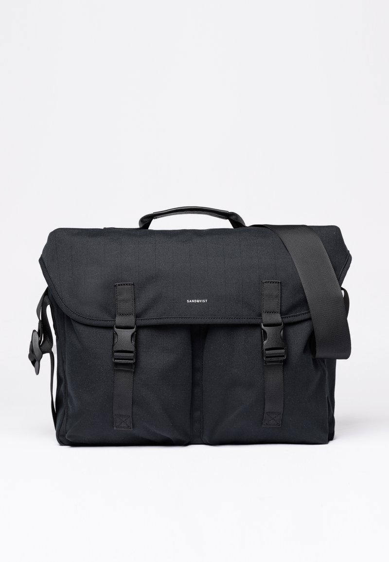 Borsa a tracolla nera realizzata in tessuto resistente, caratterizzata da un pattina ripiegabile, una tracolla regolabile e due chiusure con fibbia. Design minimalista con logo.