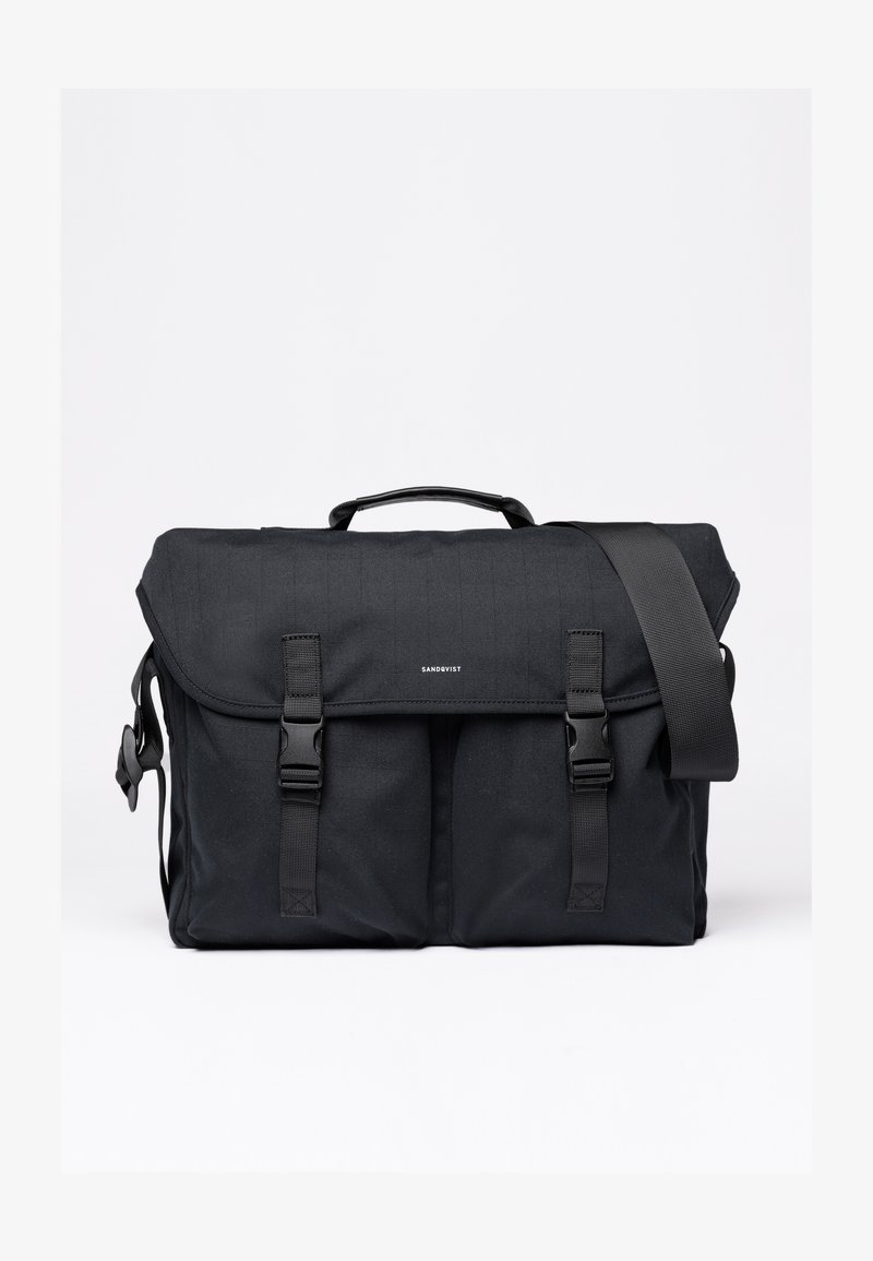 Borsa a tracolla nera realizzata in tessuto resistente, caratterizzata da un pattina ripiegabile, una tracolla regolabile e due chiusure con fibbia. Design minimalista con logo.