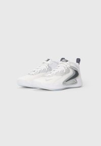 Para białych i szarych wysokich sneakersów Nike z sznurówkami i widocznymi poduszkami powietrznymi, prezentowanych na jednolitym jasnym tle.