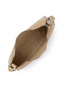 Sac en cuir nude avec fermeture éclair ; intérieur doublé de tissu beige. Présente un accent en métal argenté sur la tirette de la fermeture.