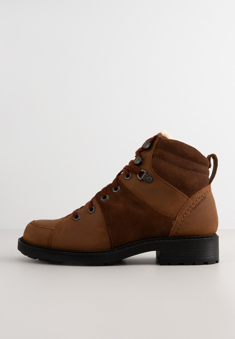 Botines con cordones