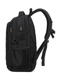 Zaino nero a scomparti multipli con spallacci imbottiti, tasca laterale in rete, porta di ricarica USB e cinghie regolabili.