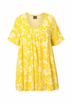Blusa amarilla de manga corta con ajuste holgado y patrón floral abstracto en diferentes tonos de amarillo, con escote redondo.