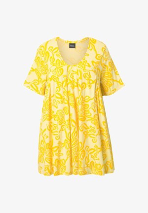 Blusa amarilla de manga corta con ajuste holgado y patrón floral abstracto en diferentes tonos de amarillo, con escote redondo.