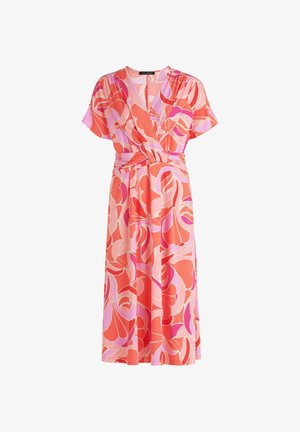 Kwiatowa sukienka w odcieniach koralu, różu i jasnoróżowego, z dekoltem w serek, krótkimi rękawami i detalem w postaci zebranej talii.