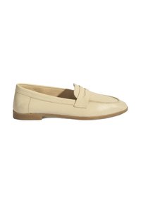 Beige instappers van gestructureerd leer met een ronde neus, voorzien van een decoratieve band aan de voorkant en een platte rubberen zool.
