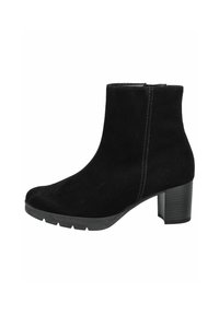 Stivali alla caviglia in suede nero con tacco affusolato, dettagli di cucitura discreti e suola in gomma texturizzata, caratterizzati da un design pulito e minimalista.