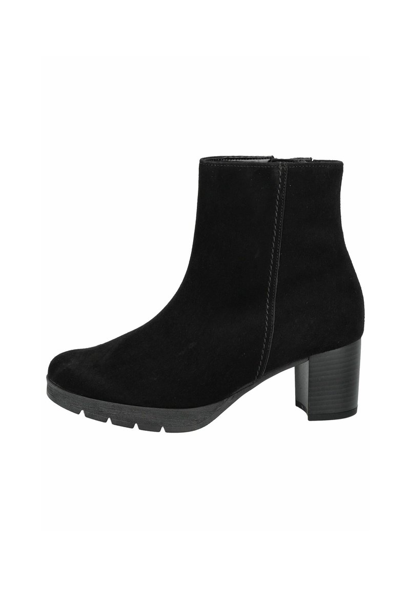 Stivali alla caviglia in suede nero con tacco affusolato, dettagli di cucitura discreti e suola in gomma texturizzata, caratterizzati da un design pulito e minimalista.