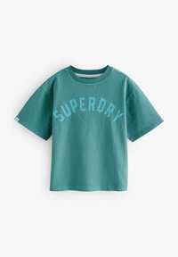Teal kortærmet t-shirt lavet af bomuld. Har en rund hals og "SUPERDRY" logo i lyseblå, buet henover fronten.