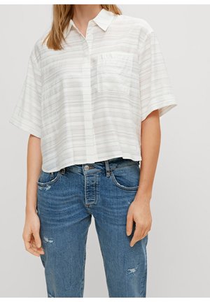 Kurzes, weißes Hemd mit dezenten grauen Streifen, Knopfleiste vorne und Tasche. Kombiniert mit abgenutzten blauen Jeans.