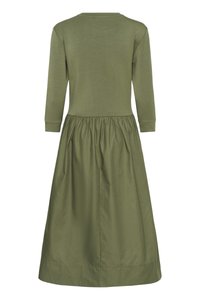 Vista trasera de un vestido largo verde oliva con mangas tres cuartos y una cintura recogida que fluye hacia una falda amplia.