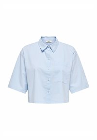 Camisa de rayas azul recortada con cuello abotonado, mangas cortas, un bolsillo en el pecho y una textura suave.