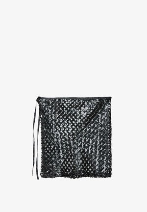 Borsa nera con paillettes con un design a incrocio. Presenta una forma piatta e una chiusura a nastro nella parte superiore. Texture con paillettes scintillanti.