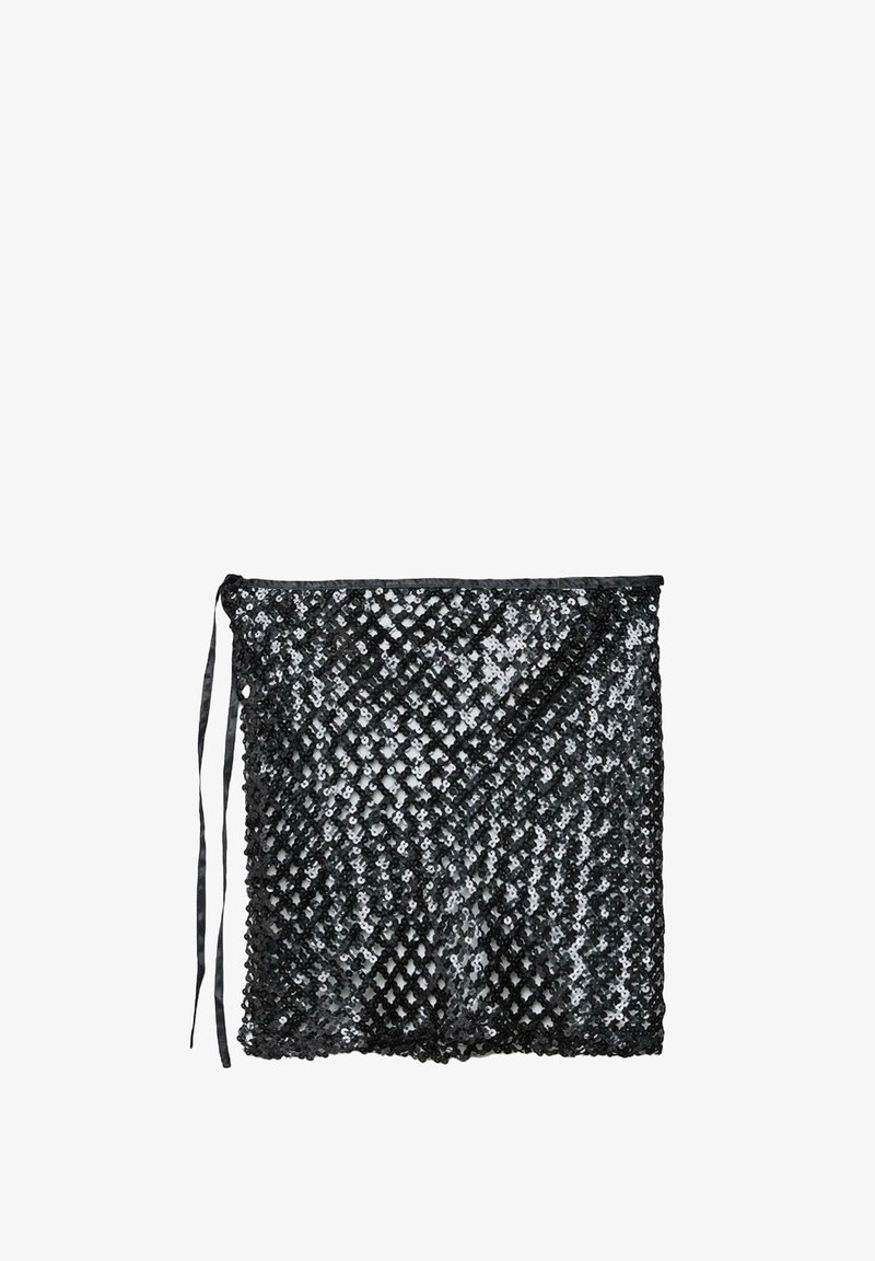 Czarna torebka z cekinami z wzorem krzyżującym się. Ma płaski kształt i zapięcie na kokardę na górze. Teksturowana błyszczącymi cekinami.