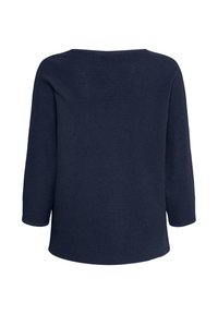 Haut tricoté bleu marine avec un col large, des manches trois-quarts et un motif côtelé texturé. Forme simple et carrée sans accents supplémentaires.