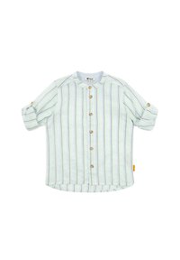 Camicia a righe in blu chiaro e verde, con scollatura rotonda, maniche arrotolate e sette bottoni sul davanti, con un'etichetta arancione.