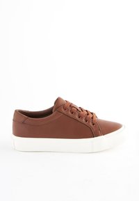 Brune lædersneakers med rund tå, kontrasterende hvid gummisål og glat tekstur. Har seks snørrehuller og matchende snørebånd.