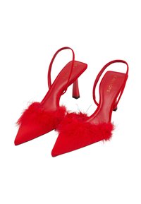 Decolletè rosse con punta affilata, dotate di un morbido dettaglio di piume rosse sulla parte anteriore e un sottile tacco quadrato nero.