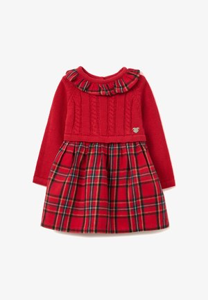 Vestido rojo de manga larga para niño pequeño con parte superior de punto trenzado, cuello con volantes de cuadros y falda plisada de cuadros en rojo, verde y amarillo.