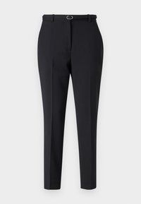 Pantalons noirs ajustés avec une coupe slim, dotés d'une taille avec passants de ceinture et d'un seul anneau en métal en accent à l'avant. Texture de tissu lisse.