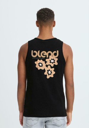 Sort tank top med ordet "blend" i beige bogstaver og tre blomsterformer i beige på ryggen. Fremstillet af bomuld, ærmeløs design.