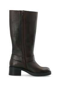 Rudos odinės batai iki kelių su šoniniu užtrauktuku, siauru siluetu, apvalia nosimi ir blokuota pakulne. Apink koją yra dekoratyvi dirželio detalė.