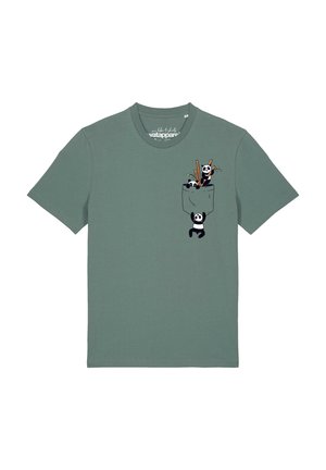 Grünes T-Shirt mit kurzen Ärmeln und einer kleinen Illustration auf der Tasche, die drei verspielte Pandas zeigt, von denen einer an der Tasche hängt und zwei darin sind.