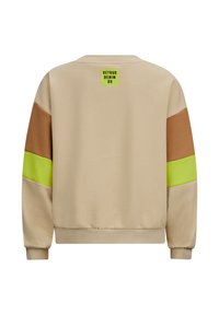 Felpa beige con strisce di accento marrone e verde neon. Presenta un'etichetta sulla parte alta della schiena con la scritta "RETROU DENIM 89." Texture morbida.