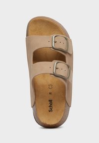 Sandal in suede marrone con due cinturini regolabili, fibbie metalliche e una soletta imbottita. Suola in sughero sagomata per un supporto ottimale.