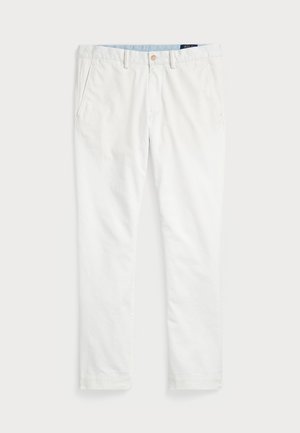 Chinos blancos de algodón, con corte plano, trabillas para cinturón, dos bolsillos laterales y un bolsillo trasero. Textura suave con pernera recta.