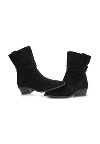 Botas de tobillo de ante negro con un diseño arrugado, puntera afilada y un bajo tacón cuadrado. Presentan un sencillo detalle de puño doblado.