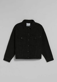 Svart denimjacka med krage, knappstängning, två fickor med lock och långa ärmar. Har en något sliten textur.