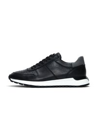 Sneaker nera in pelle con superficie testurizzata, design con lacci, suola centrale bianca e dettagli grigi sul tallone. Presenta delle perforazioni nella zona delle dita.