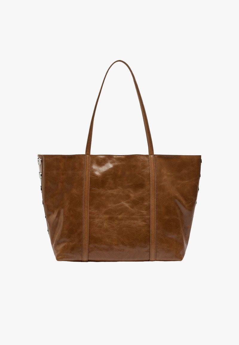 Brązowa skórzana torba typu tote o gładkiej, połyskliwej powierzchni, z dwiema długimi uchwytami oraz bocznymi detalami z ozdobnym okuciem.