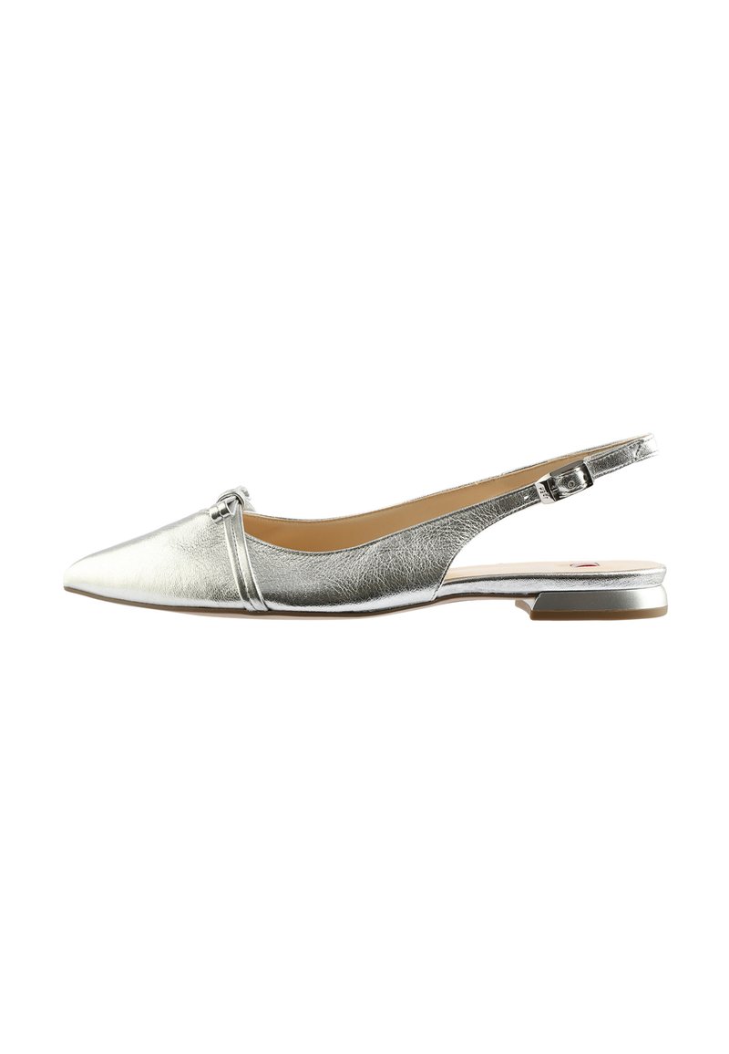 Chaussure plate argentée à bride arrière avec un bout pointu, finition métallisée texturée et un détail de bande subtil à l'avant. Design à talon plat.