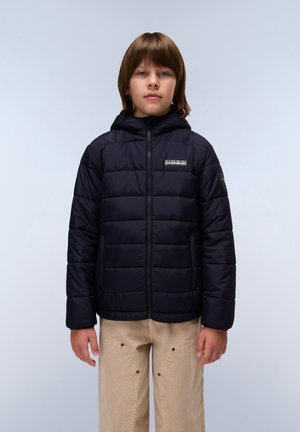 Veste rembourrée marine avec fermeture éclair, capuche et motif cousu. Présente un logo sur la poitrine et un tissu de couleur contrastante.