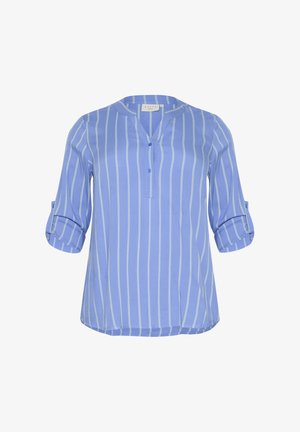 Svijetloplava košulja na dugih rukava s vertikalnim bijelim prugama, s rukavima koji se mogu podvrnuti i V-izrezom. Izrađena od mekanog, glatkog materijala.