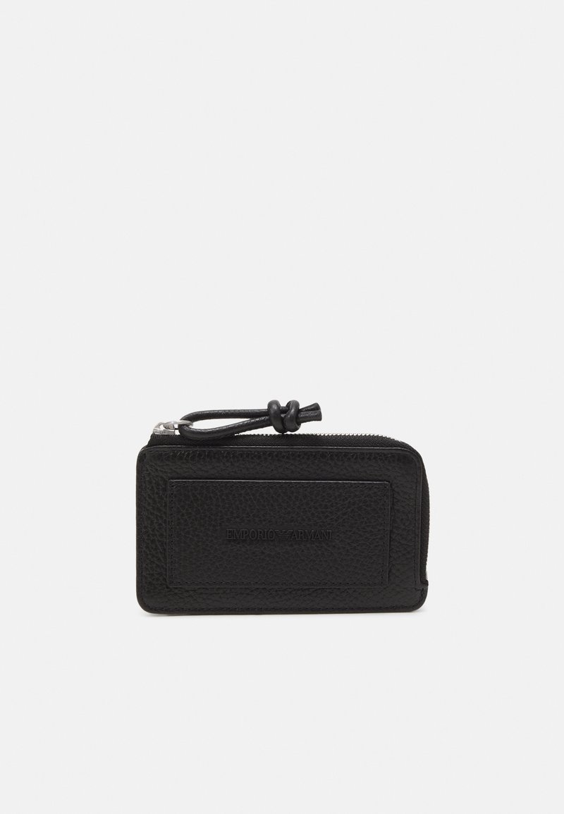 Μαύρο δερμάτινο πορτοφόλι με υφή, κλείσιμο με φερμουάρ και δερμάτινη λαβή με κόμπο. Διαθέτει εμβληματισμένο λογότυπο "EMPORIO ARMANI" στο μπροστινό μέρος.