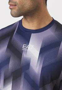 EA7 Emporio Armani TENNIS PRO TEE GRAPHIC - Camiseta deportiva - fancy violet
