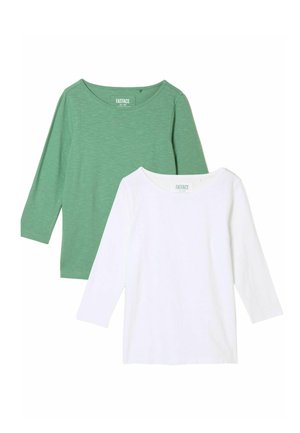 Dve tričká značky FatFace s dlhým rukávom, jedno zelené a jedno biele, obe s okrúhlym výstrihom a jednoduchým dizajnom.