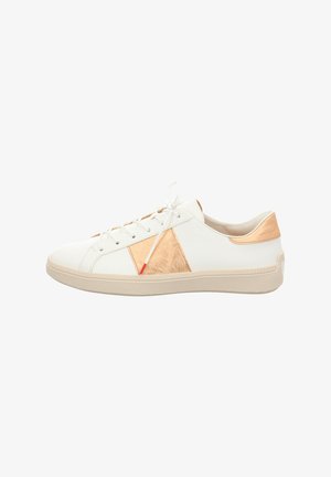 Weiße Sneaker mit einer beigen Sohle, ausgestattet mit einem metallisch rosegoldenen Akzentpaneel, strukturiertem Stoff an der Seite und weißen Schnürsenkeln.
