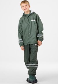 Cappotto da pioggia verde impermeabile con cappuccio e strisce riflettenti argento, abbinato a pantaloni coordinati. Materiale liscio e lucido; polsini regolabili.