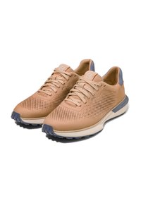 Světlé hnědé tenisky s hladkým koženým svrškem, který obsahuje perforace, šedé akcenty na patě a texturovanou gumovou podrážku.