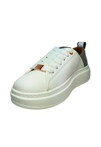 Sneaker bianco con tomaia in pelle liscia, lacci piatti e un accento metallico. Dettaglio del tallone grigio testurizzato e una suola in gomma bianca spessa.