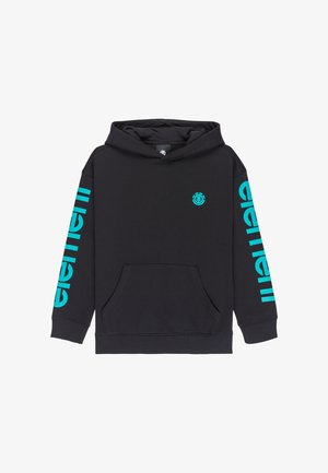 Sort hættetrøje med turkis logo og tekst på ærmerne, forlommer foran, kombineret med lyseblå vidde jeans og hvide sneakers.