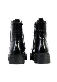 Botas negras de charol hasta el tobillo con suela de goma gruesa, cremallera lateral y detalle de cordones, con una textura suave y un acabado brillante.
