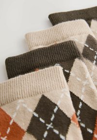 Gestrickte Argyle-Socken in den Farben Tan, Braun und Orange mit strukturiertem Bündchen. Geometrische Rauten-Muster sind auffällig.